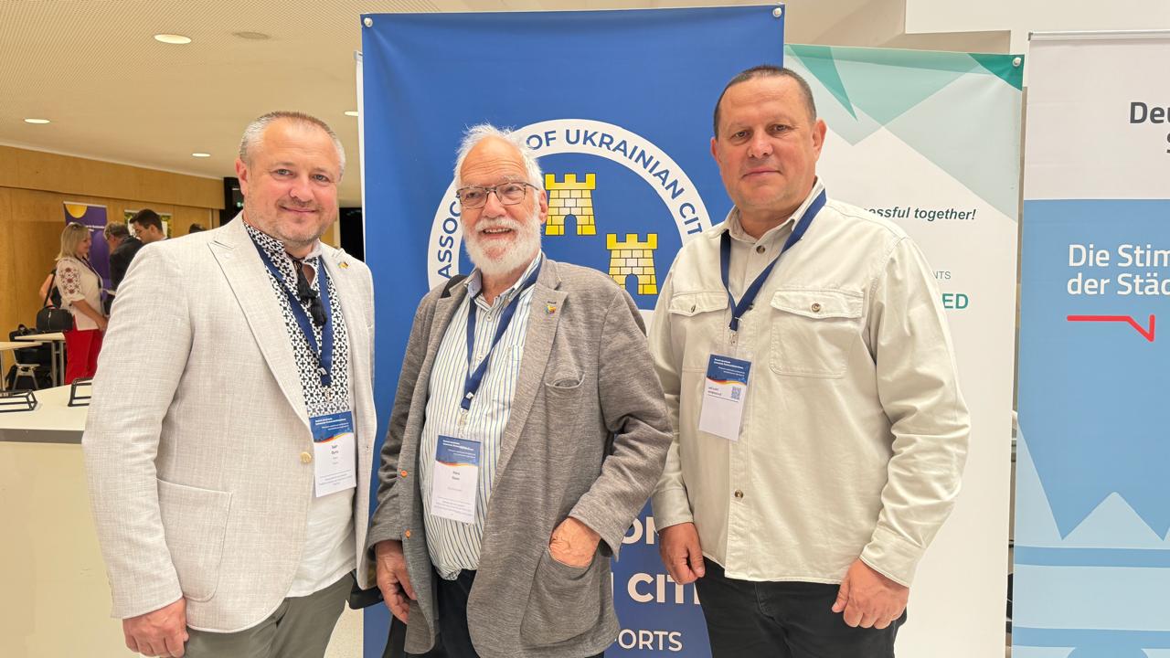 Vor dem Stand der ukrainischen Gemeinden: Vor dem Stand der ukrainischen Gemeinden auf der Deutsch-Ukrainischen Partnerschaftskonferenz in Münster